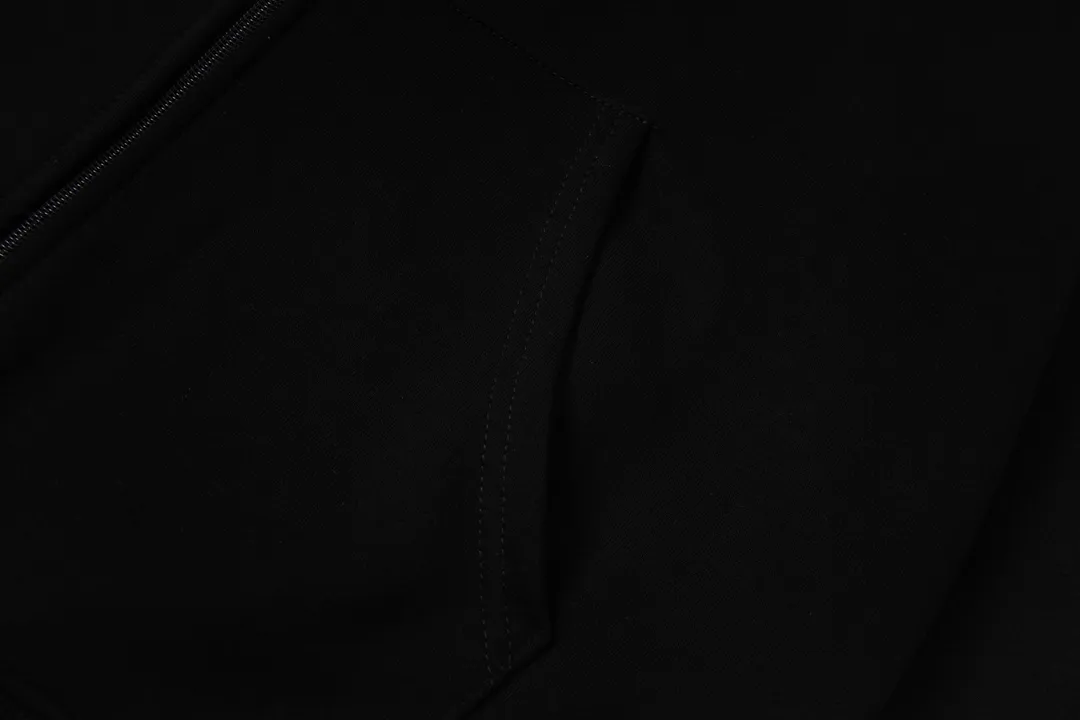 P230 model number Y869 Ralph Lauren/Ralph Lauren Malaysian embroidered zipper cardigan hooded sweatshirt. This sweatshirt is available for everyone in autumn and winter. You can wear it casually no matter how you wear it! ! This hooded sweatshirt is decorated with the simple style that represents Ralph Lauren and is paired with a pony embroidery pattern, which is three-dimensional and full! The solid color fabric paired with exquisite embroidery instantly sets it off! Hooded sports design, loose and casual fit! The overall texture is very strong! Through the pictures, we can feel the thickness and texture of custom-woven and dyed threads. The workmanship is exquisite. They are shipped from major foreign trade factories. They are all made by masters with many years of experience. Everything is of high standards and requirements! Simple and versatile model ~ Made of imported pique cotton fabric, which is super delicate and soft, close to the body without being tied. All fabrics and accessories are original custom-made and of high quality! Perfectly reflects the brand’s sense of superiority! Standard cut, comfortable stretch, unrestricted movement! Highly practical, high-end and classy! Versatile style ~ can be paired with jeans or jogging pants. Ideal for transitioning from your morning commute to weekend events! Size: S-XL Navy Black Gray